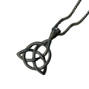 Collana Uomo Triquetra Celtica Nera – Simbolo di Connessione, Forza e Mistero